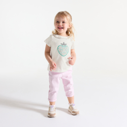 تيشيرت أبيض وعليه رسمة قلب، بياقة مكشكشة، للفتيات الصغيرات